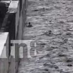 Foto: Rescatan con vida a un joven que cayó en las fuertes corrientes del sector La Robelo/TN8