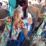 Abuelita enfurecida intenta apuñalar a hombre que predicaba en un bus (VIDEO) Foto: Abuelita agrede con un cuchillo a predicador /Cortesía