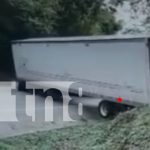 Camión de 18 ruedas queda varado en Saiz, Río Blanco por exceso de carga Foto: Camión bloquea el paso en la cuesta Saiz en Río Blanco/TN8