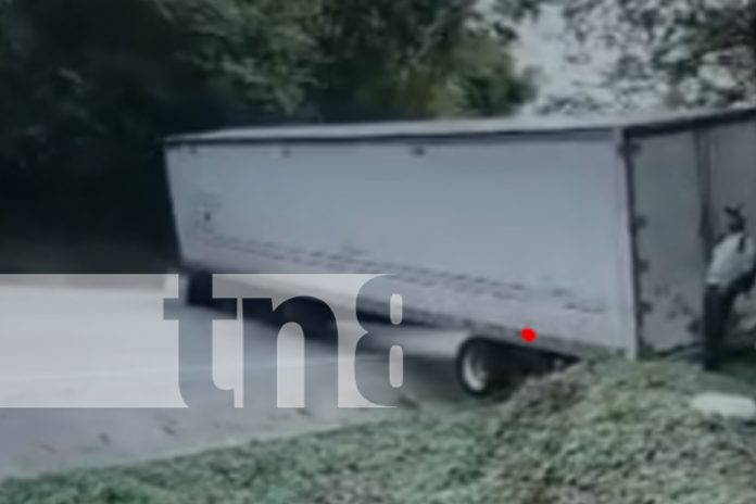 Foto: Camión bloquea el paso en la cuesta Saiz en Río Blanco/TN8