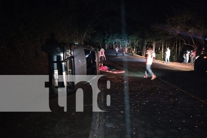 2 Foto: Hilux se estrella y vuelca con pasajeros en Nueva Segovia/TN8