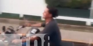 Foto:Graban a motociclista que lleva el casco en el codo/TN8