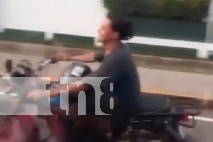 Foto:Graban a motociclista que lleva el casco en el codo/TN8 Foto:Graban a motociclista que lleva el casco en el codo/TN8