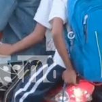Motociclista transporta a cinco personas sin cascos en Managua Foto: motociclista lleva a tres niños en una sola unidad en Managua/TN8