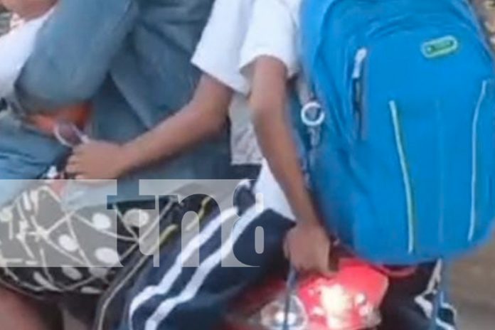 Foto:  motociclista lleva a tres niños en una sola unidad en Managua/TN8 Foto: motociclista lleva a tres niños en una sola unidad en Managua/TN8