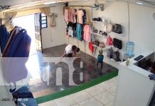 Foto: El que parpadea pierde: Robo descarado en barrio Altagracia /TN8