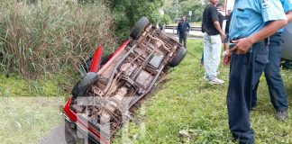 Foto: Camioneta se vuelca frente al Zoológico Nacional dejando varios lesionados/TN8