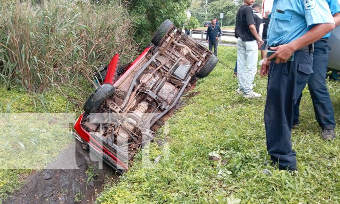 Foto: Camioneta se vuelca frente al Zoológico Nacional dejando varios lesionados/TN8