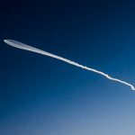 ¿OVNI? No, era el Falcon 9 lanzado desde California Foto:Falcon 9 ilumina el cielo nocturno de Baja California/Cortesía