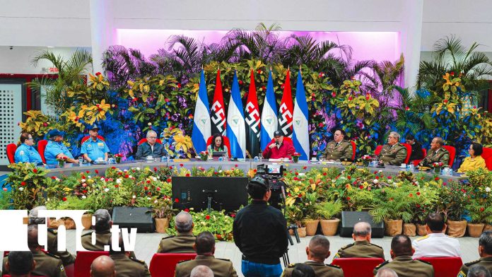 Foto: Acto por ascenso de grados militares, presidido por el Comandante Daniel Ortega y la Compañera Rosario Murillo / TN8