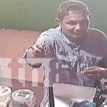 El «rey del cambiolín» reaparece en otra tienda y con la misma camisa en Villa Flor Sur Foto: Estafador de los 100 dólares en Villa Flor Sur/Tn8