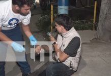 Brutal golpiza a motociclista en plena vía pública de Estelí Foto: Motociclista es agredido por varios sujetos en Estelí/TN8