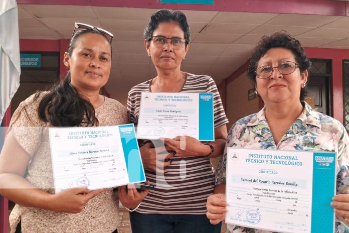 Foto: maestros de Carazo certificados en informática/TN8
