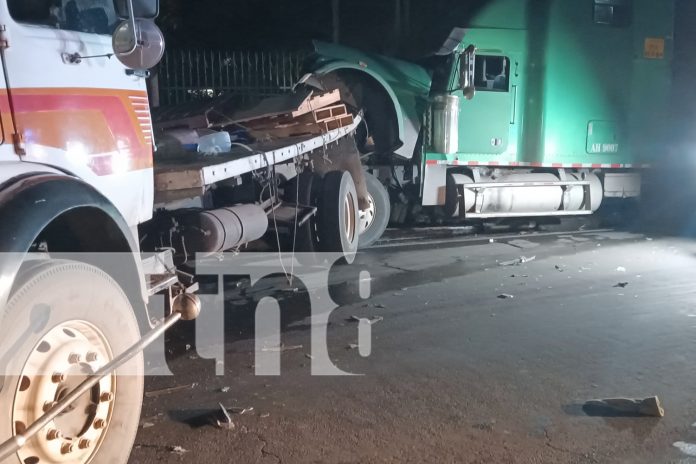 Foto: ¡De milagro! Solo daños materiales tras aparatoso choque en Managua/TN8