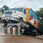 Foto: Vehículo pesado se eleva por exceso de lama en Chontales/TN8