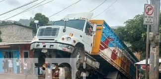 Foto: Vehículo pesado se eleva por exceso de lama en Chontales/TN8