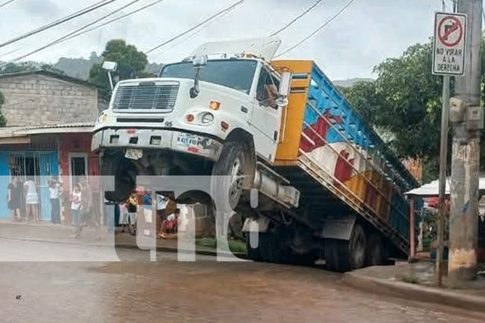 Foto: Vehículo pesado se eleva por exceso de lama en Chontales/TN8 Foto: Vehículo pesado se eleva por exceso de lama en Chontales/TN8