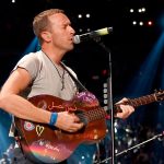 Chris Martin sorprende con mensaje a dakota johnson en medio de rumores Foto: Chris Martin sorprende en su concierto con un mensaje/Cortesía