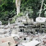 Vivos de milagro al caer con todo y camión a un abismo en la cuesta El Wale, Pantasma Foto: Caída de camión en la peligrosa cuesta El Wale, Pantasma /TN8