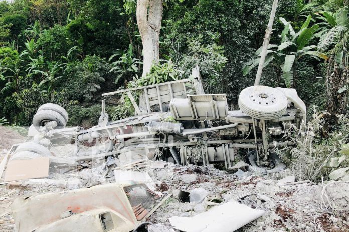 Foto: Caída de camión en la peligrosa cuesta El Wale, Pantasma /TN8 Foto: Caída de camión en la peligrosa cuesta El Wale, Pantasma /TN8