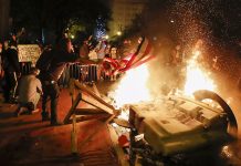 Queman y escupen la bandera de EE.UU. en medio de la furia en Los Ángeles Foto: Protestas violentas hunden Los Ángeles en el caos /Cortesía