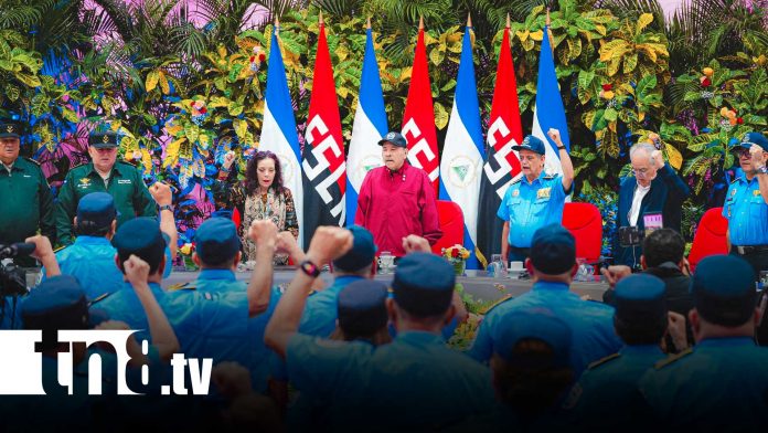 Foto: Acto de ascensos policiales presididos por el Comandante Daniel Ortega y Cra. Rosario Murillo