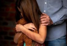 Monstruosidad en España: Pareja tras las rejas por abusar de sus hijas Foto: A prisión de España por abusar de sus hijas /Cortesía