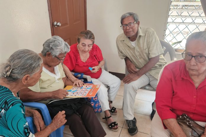 A1 Foto: LOTO celebra con adultos mayores el amor de mamá y papá / Cortesía