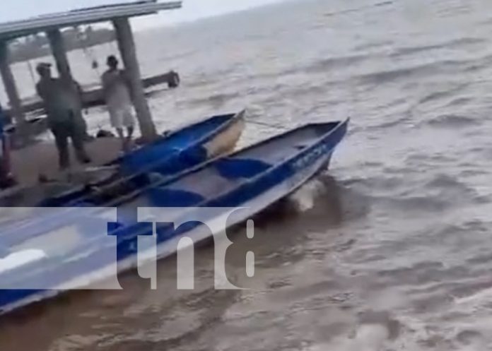 Foto: Cayuco naufraga frente al muelle de Bluefields / TN8 Foto: Cayuco naufraga frente al muelle de Bluefields / TN8