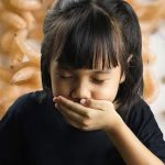 Niña vomita gusanos durante un mes y la causa es perturbadora