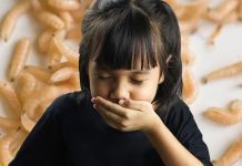 Niña vomita gusanos durante un mes y la causa es perturbadora