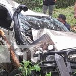 Furgón se vuelca en curva peligrosa de carretera Muy Muy-Boaco Foto: Fuerte accidente en Boaco con furgón y camioneta / TN8