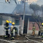 Voraz incendio deja a familias de Monseñor Lezcano, Managua, en la calle Foto: Masivo incendio en Monseñor Lezcano, Managua / TN8