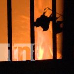 Fuego arrasa con vivienda y miscelánea en el barrio Hialeah, Managua Foto: Incendio devora vivienda en el barrio Hialeah, Managua / TN8