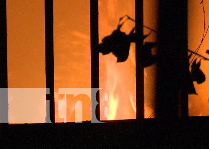 Foto: Incendio devora vivienda en el barrio Hialeah, Managua / TN8 Foto: Incendio devora vivienda en el barrio Hialeah, Managua / TN8