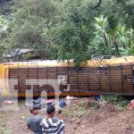 Bus que cubre ruta Jinotega-Bocay se vuelca en El Cuá y deja varios lesionados Foto: Vuelco de bus en El Cuá, Jinotega / TN8