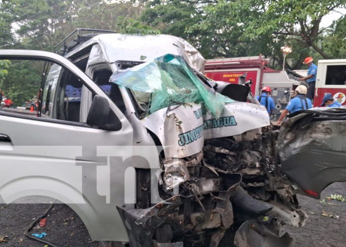 Foto: Fuerte choque entre camión y microbús en Carazo / TN8 Foto: Fuerte choque entre camión y microbús en Carazo / TN8