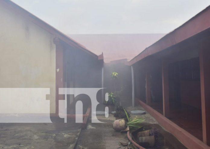 Foto: Bomberos controlan incendio cerca del mercado central en León / TN8 Foto: Bomberos controlan incendio cerca del mercado central en León / TN8