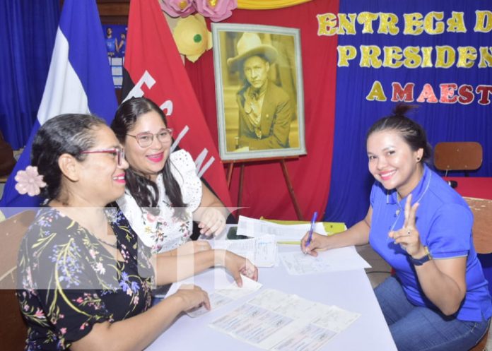 Foto: Reconocimiento a docentes de León / TN8 Foto: Reconocimiento a docentes de León / TN8