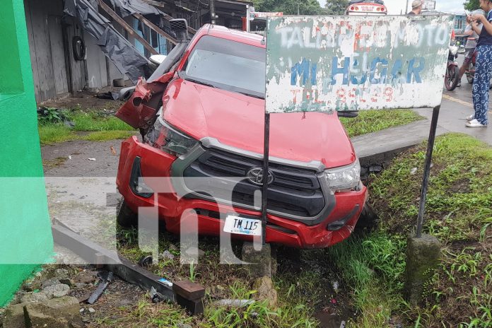 Foto: Explosión de llanta provoca salida de vía en Matiguás /TN8