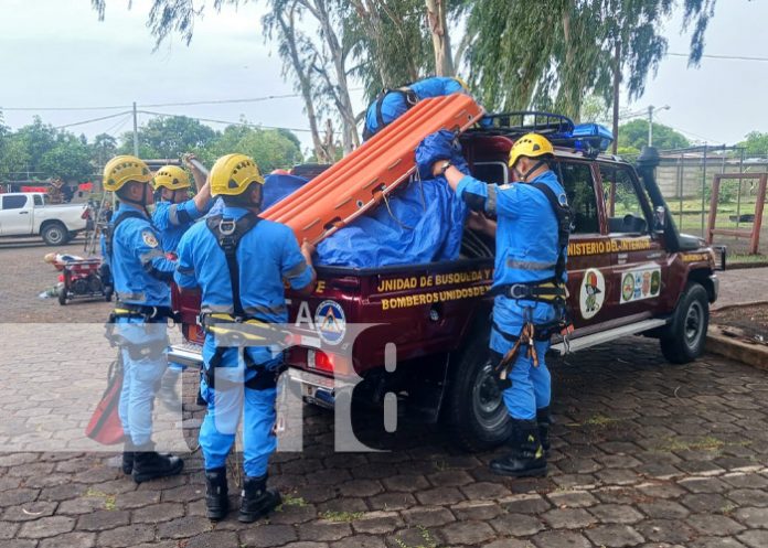 Foto: Capacitación de bomberos en rescate con cuerda / TN8