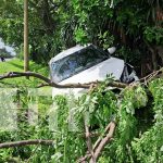 Tremendo susto: conductor y pasajera salen ilesos tras aparatoso volcón en Carazo Foto: Vuelco en Carazo: Dormirse al volante por poco le cuesta la vida /TN8