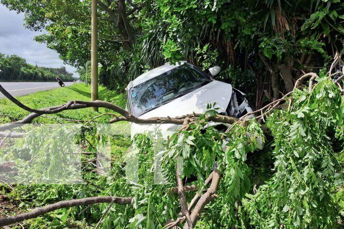 Foto: Vuelco en Carazo: Dormirse al volante por poco le cuesta la vida /TN8 Foto: Vuelco en Carazo: Dormirse al volante por poco le cuesta la vida /TN8