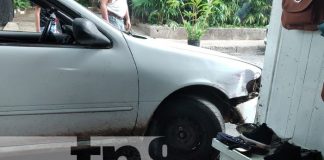 Foto: Vehículo se estrella contra vivienda en Juigalpa / TN8