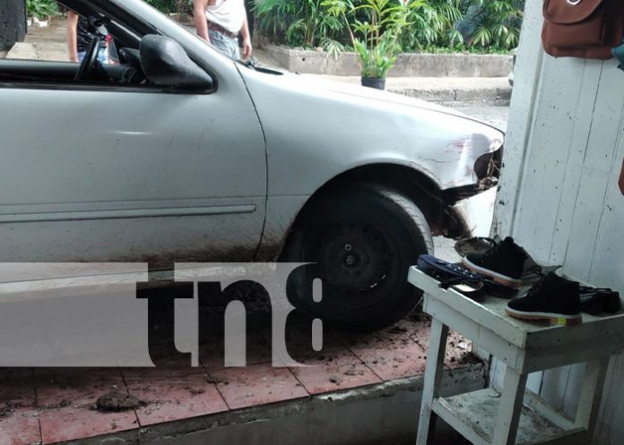 Foto: Vehículo se estrella contra vivienda en Juigalpa / TN8