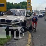 Camioneta invade carril y provoca accidente en la Carretera a Masaya Foto: Fuerte choque de vehículos en la Carretera a Masaya / TN8