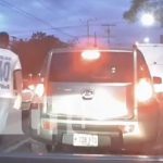 Pasajero se “jetea” y se queda sin su celular en Managua (VIDEO) Foto: Robo a "dundo" en un carro de Managua / TN8