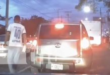 Pasajero se “jetea” y se queda sin su celular en Managua (VIDEO) Foto: Robo a "dundo" en un carro de Managua / TN8