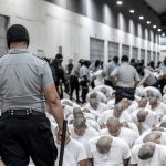 Migrante denuncia torturas en Cecot tras deportación de Trump Foto: Migrante expone abusos del Cecot en pleno juicio/ Cortesía