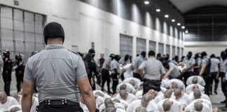 Foto: Migrante expone abusos del Cecot en pleno juicio/ Cortesía